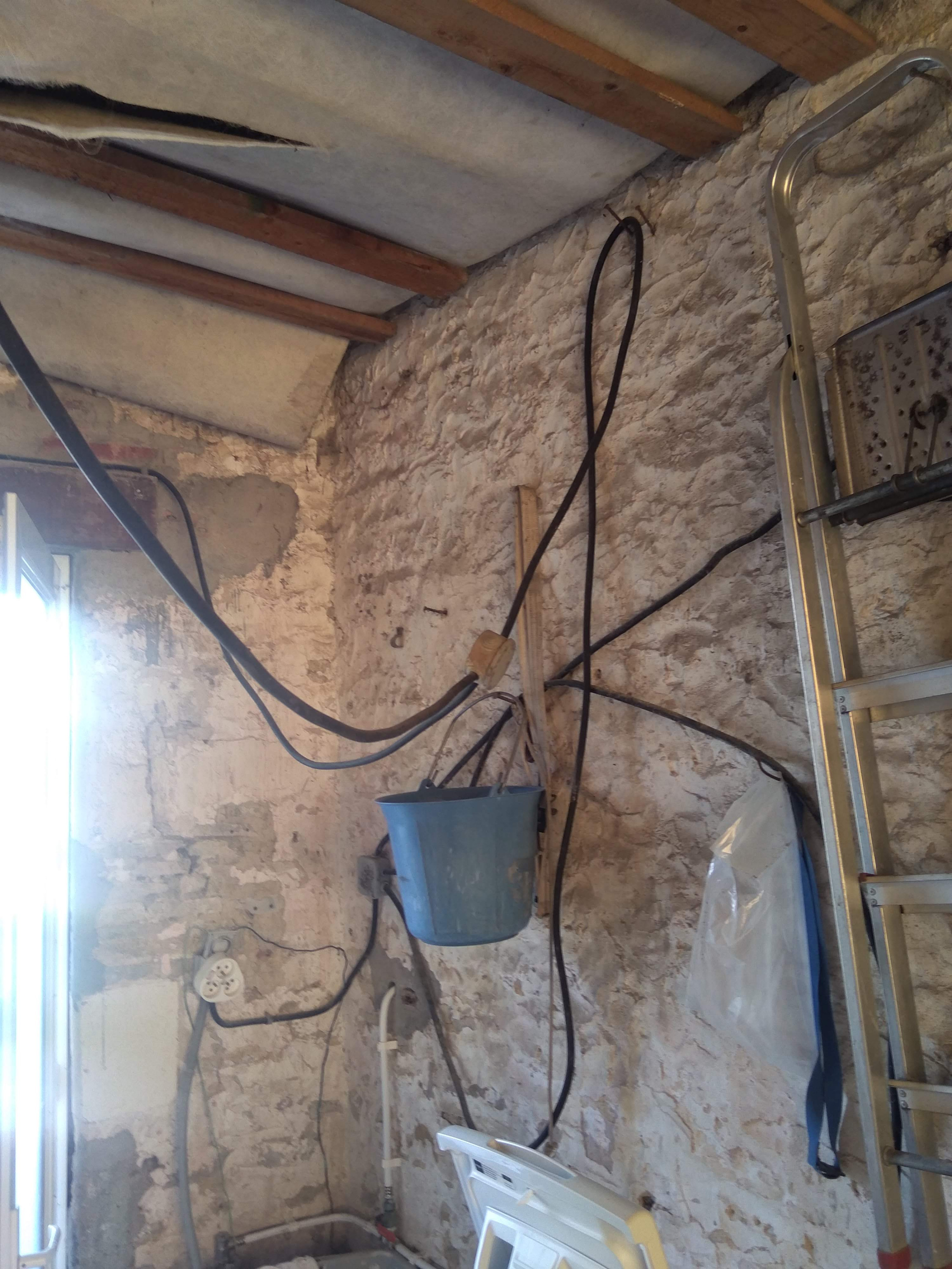 ⚠️ L&rsquo;eau et l&rsquo;&eacute;lectricit&eacute; ne font pas bon m&eacute;nage  Pr&eacute;sence d&rsquo;eau dans une bo&icirc;te de d&eacute;rivation, avec mise en place d&rsquo;un r&eacute;cipient pour r&eacute;cup&eacute;rer les infiltrations.  👉 Cette solution ne traite pas la cause du probl&egrave;me et pr&eacute;sente un risque &eacute;lectrique important.  ➡️ Une intervention est n&eacute;cessaire pour supprimer l&rsquo;infiltration et s&eacute;curiser l&rsquo;installation.